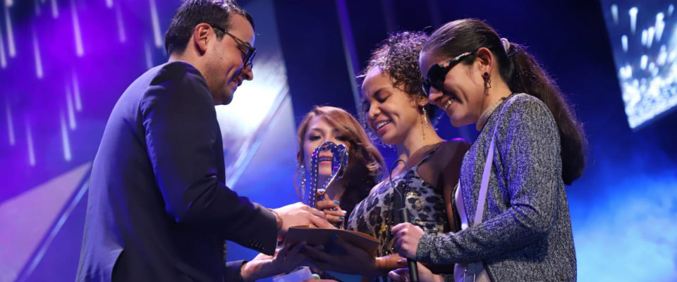 Vicemnistro Jehudi Castro entrega el premio en la categoría SmarTIC Incluyente