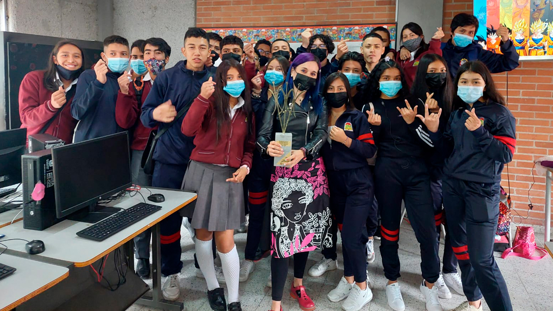 Foto: la profesora Sindey Carolina Bernal con sus estudiantes