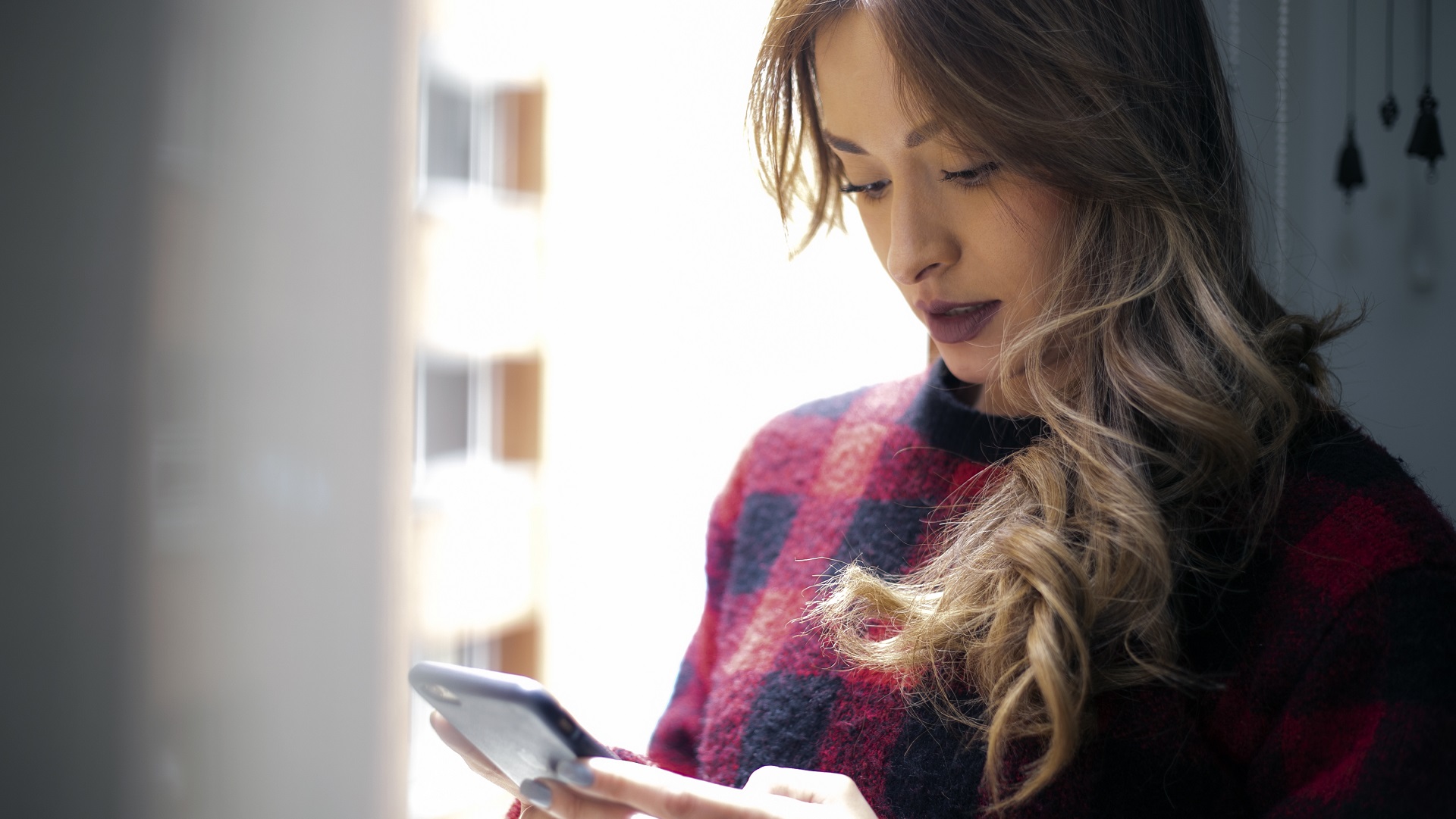 Fotografía: mujer usando celular